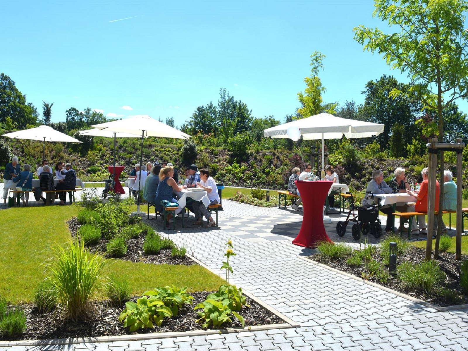 Sommerfest mit "Tag der offenen Tr" in der Tagespflege und im Seniorenwohnen "Uhrturm" in Dierdorf