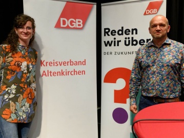 Axel Karger (rechts), der DGB-Vorsitzende im Kreis Altenkirchen, mit seiner Stellvertreterin Nicole Platzdasch. Er wird auch durch die Veranstaltung am 1. Mai als Moderator fhren. (Foto: Archiv/DGB)