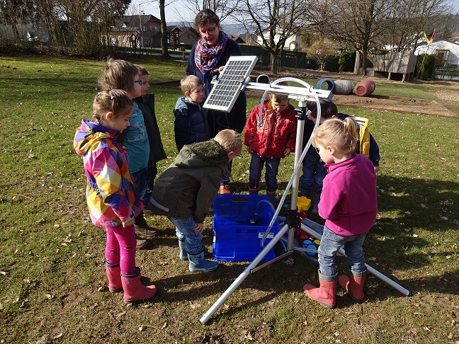 Kinder forschen zum Thema Strom und Energie