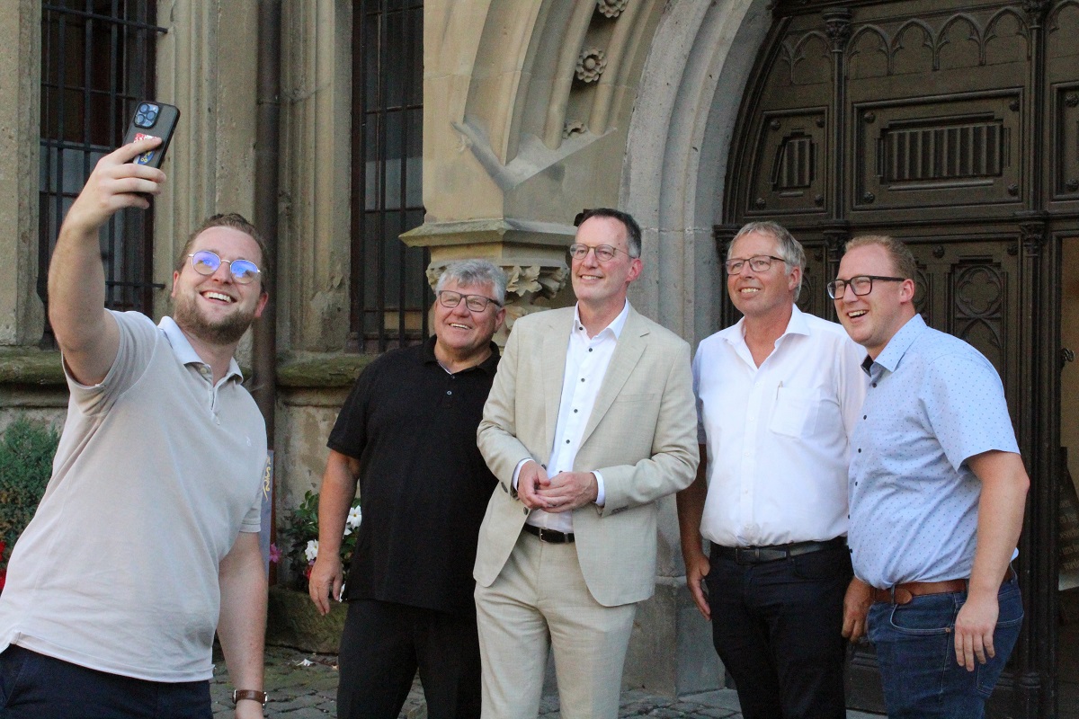 bergabe des Frderbescheids fr das Schloss Arenfels unter anderem mit Innenminister Michael Ebling und Martin Diedenhofen. (Foto: Sebastian Lck)