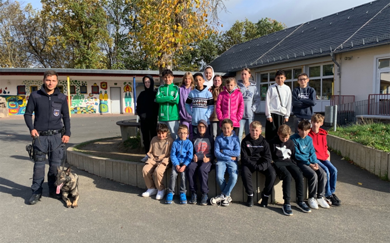 Diensthundestaffel zu Besuch an der Bertha-von-Suttner-Realschule plus in Betzdorf