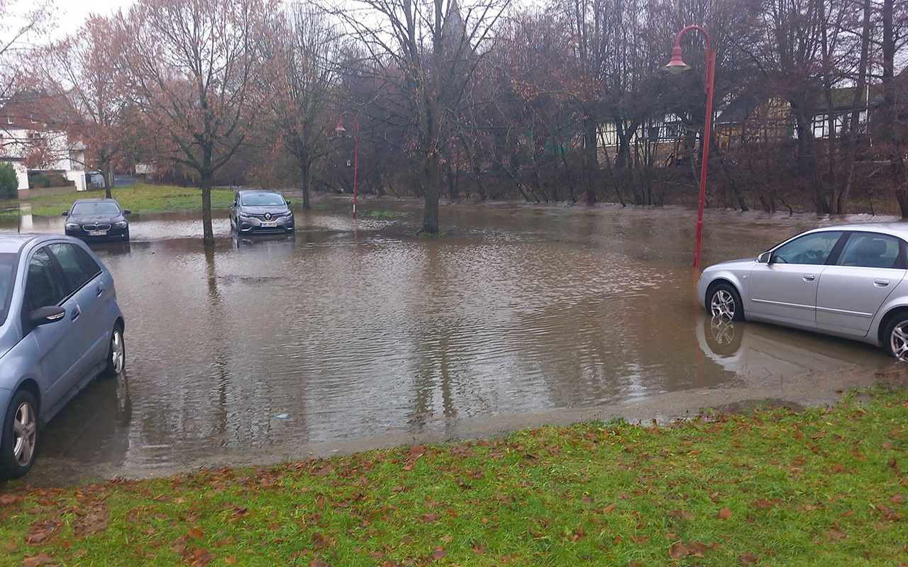 Bche und Flsse sind - wie der Holzbach in Dierdorf - zum Teil schon ber die Ufer getreten. (Foto: woti)