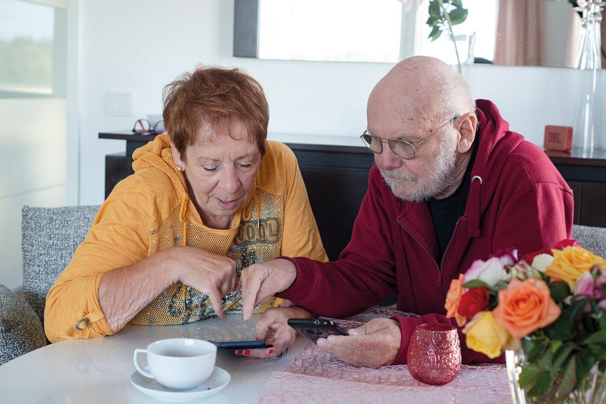 So sieht gelebtes Ehrenamt aus: Digitalbotschafter Olaf Biesenbach auf Hausbesuch bei Helga Handke. (Foto: Jonas Otte)