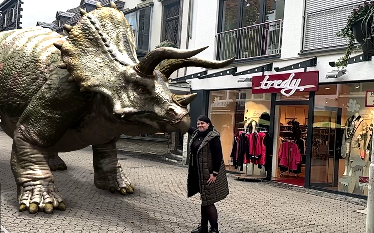 Citymanagerin Michaela Ullrich freut sich, dass die virtuellen Dinosaurier in Neuwieds Innenstadt so viele begeistern. 
(Foto: 3DQR/Stadt Neuwied)