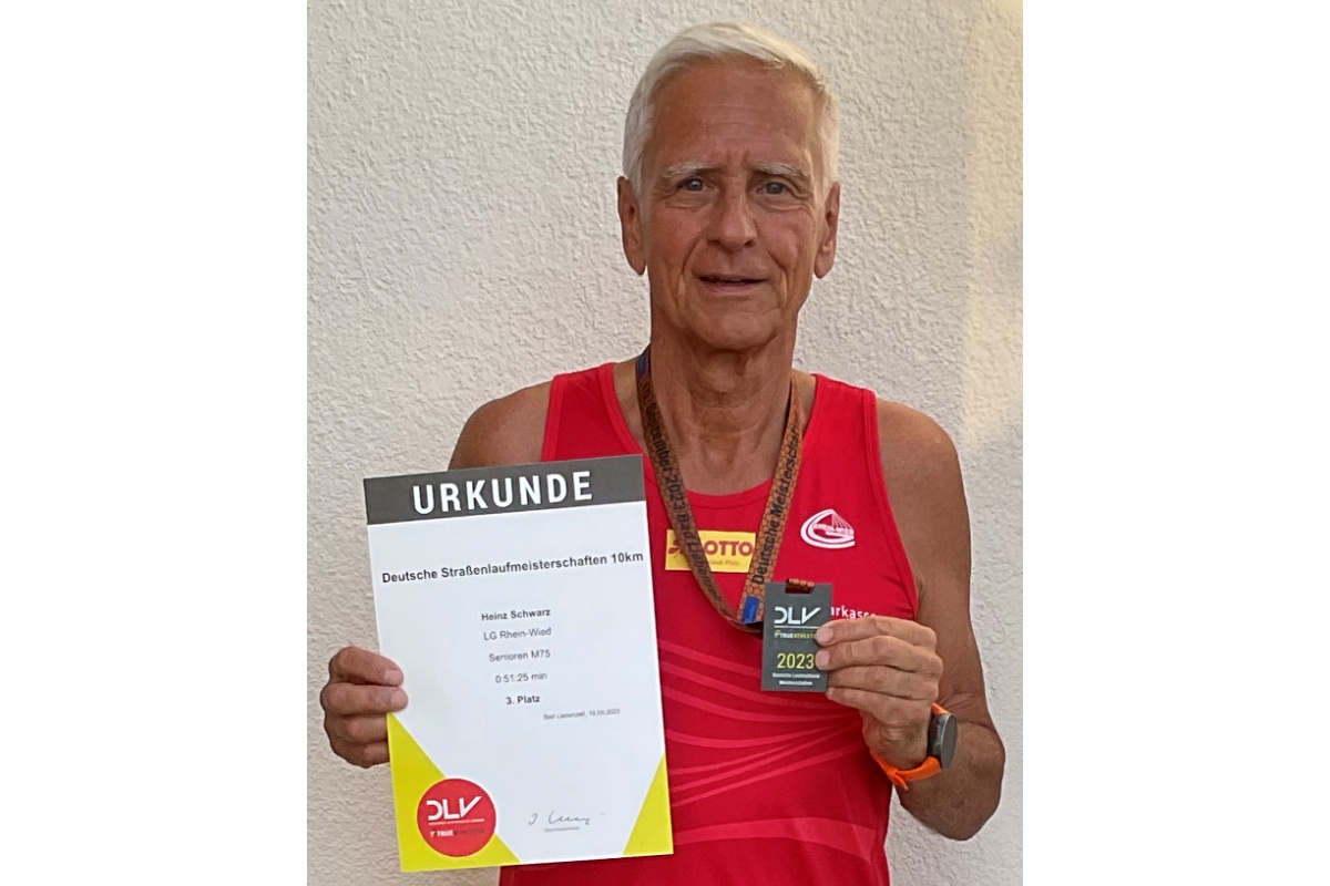 Heinz Schwarz ist stolz auf die DM-Urkunde und -medaille. (Foto: Gudrun Schwarz)