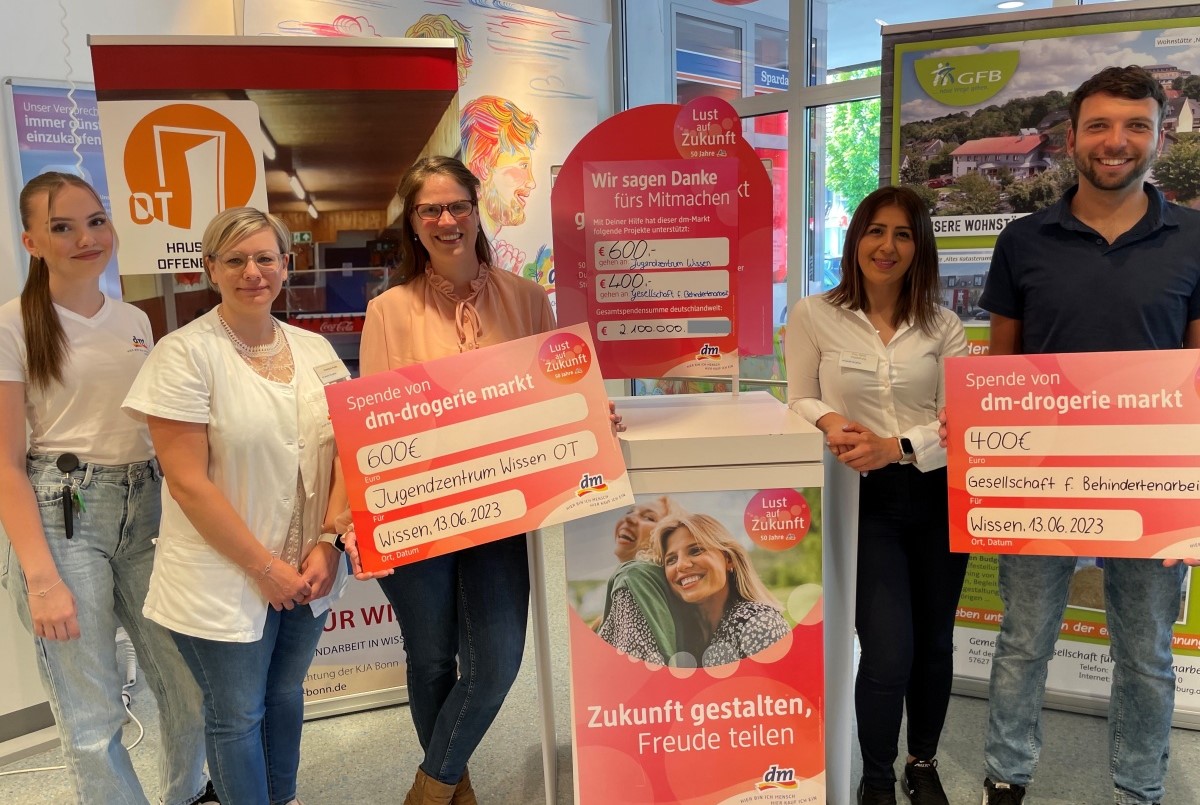 Spendenbergabe anlsslich des 50. Geburtstags von dm in Wissen. Von links: Melina Wagner (Auszubildende), Vanessa Hyde (stellv. Filialleiterin), Jennifer Czambor, Neziha Sahin und Mario Habrecht. (Foto: KathaBe)