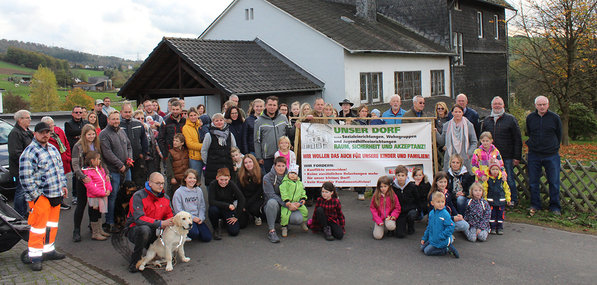 Der Widerstand zu den Plnen von Hands of Hope rund um die Nutzung der alten Dorfschule Steckenstein hat ein Gesicht. Im Gesprch mit Karina Vlker (am Plakat rechts) und Andreas Klein (am Plakat links). (Foto: privat)