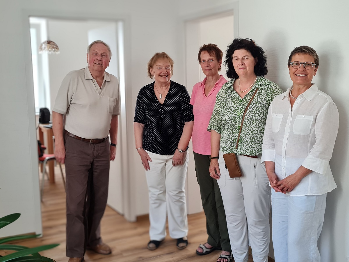 Das Ehepaar Willi und Ursula Grninger bergibt die neuen Rumlichkeiten an die Beraterinnen Heike Hartkorn und Brigitte Kazmarek-Lang sowie Vorsitzende Lilo Kohl. (Foto: Detlef Dillmann)