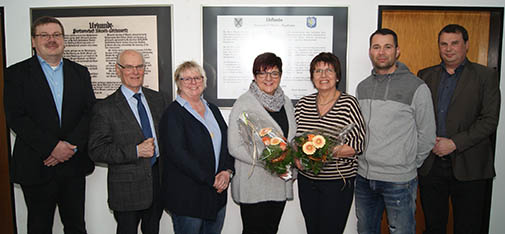 40 Jahre im "Doppelpack" Renate Mller-Linke und Ursula Christen (Mitte) von der Kita St. Elisabeth in Birken-Honigsessen. Foto: Verwaltung