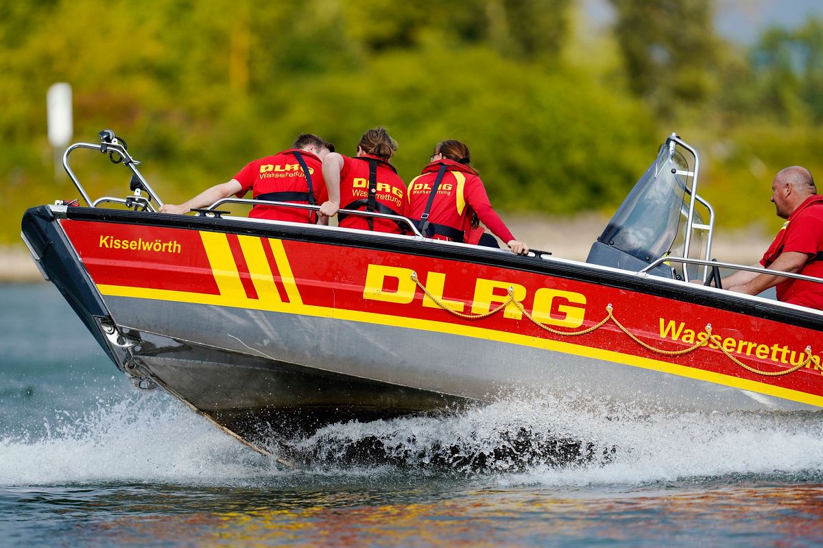 Rettungsbung der DLRG. (Foto: Uwe Anspach/dpa)