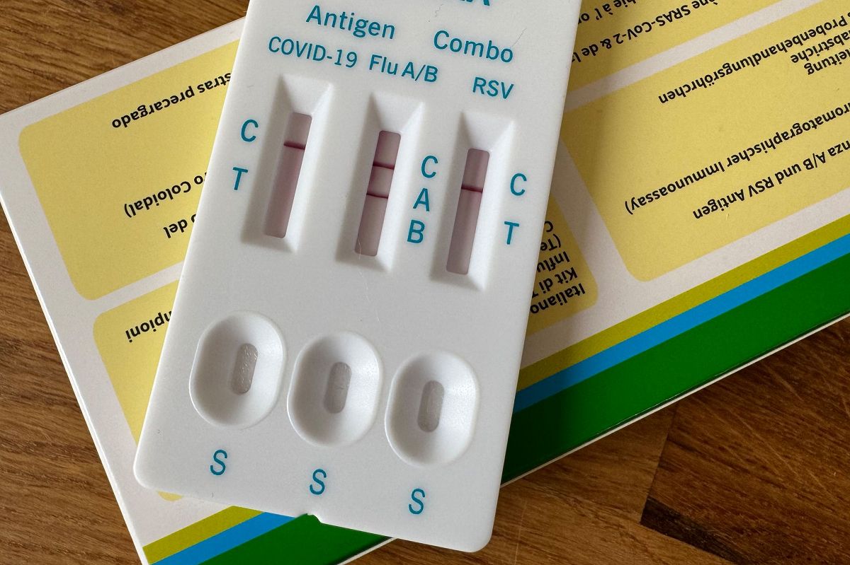 Kombi-Schnelltest auf Corona, Influenza und RSV. (Foto: Till Simon Nagel/dpa-tmn)