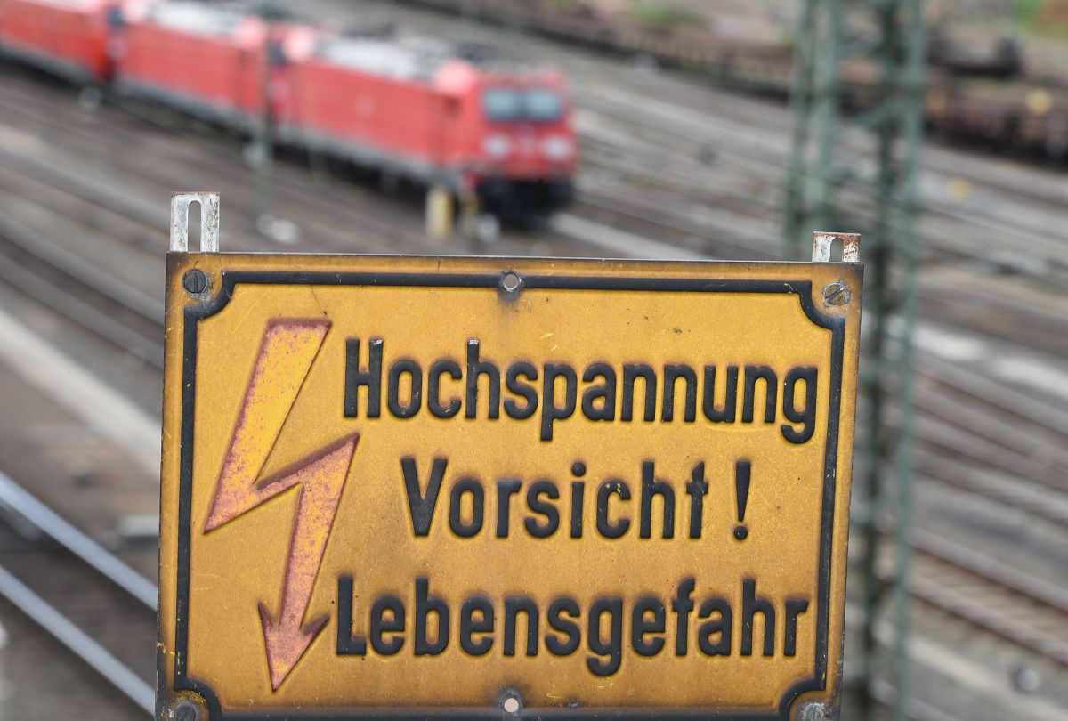 Lebensgefahr durch Oberleitungen. (Foto: Arne Dedert/dpa)