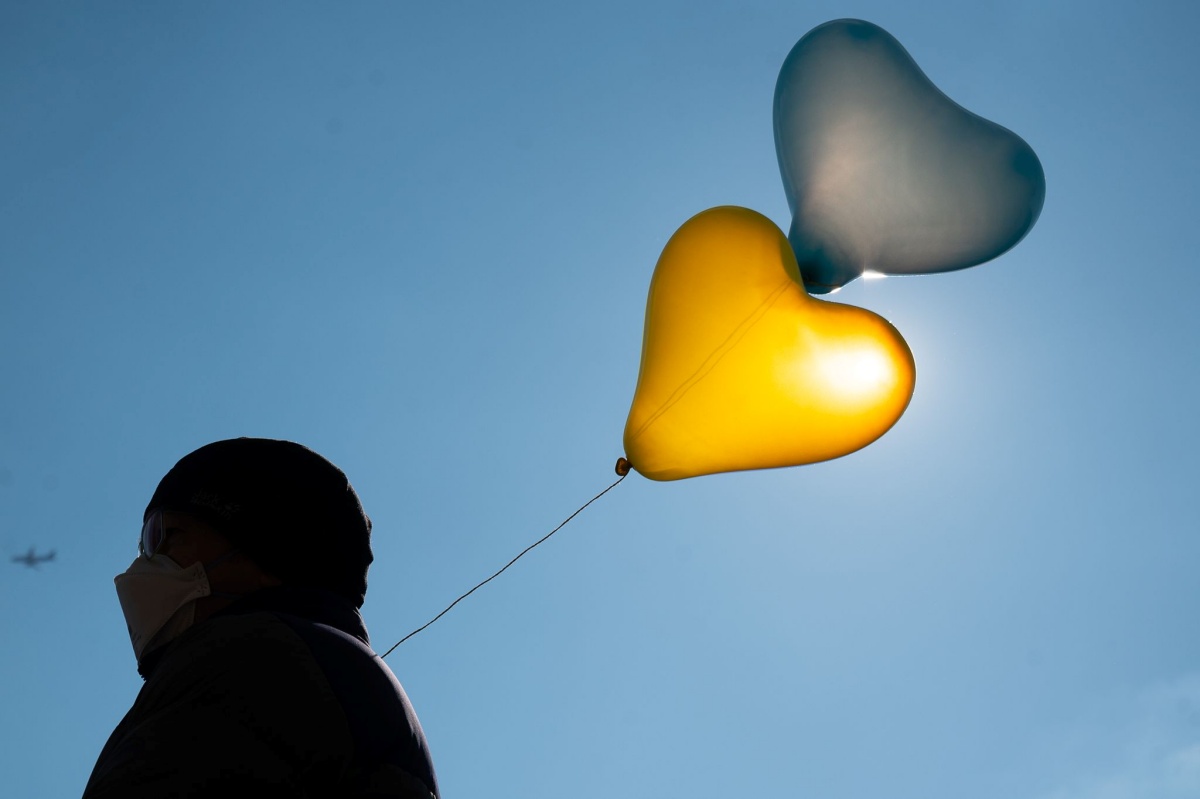 Luftballons in den Farben der Ukraine (Foto: Sebastian Gollnow/dpa)