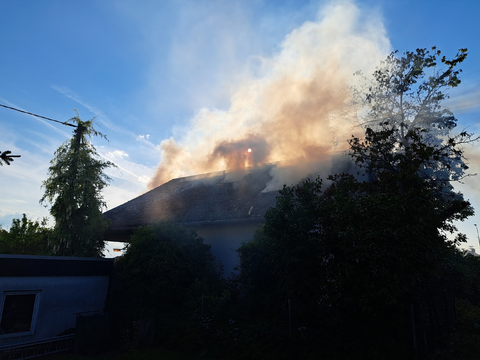 Grobrand in Meinborn: Einfamilienhaus in Flammen