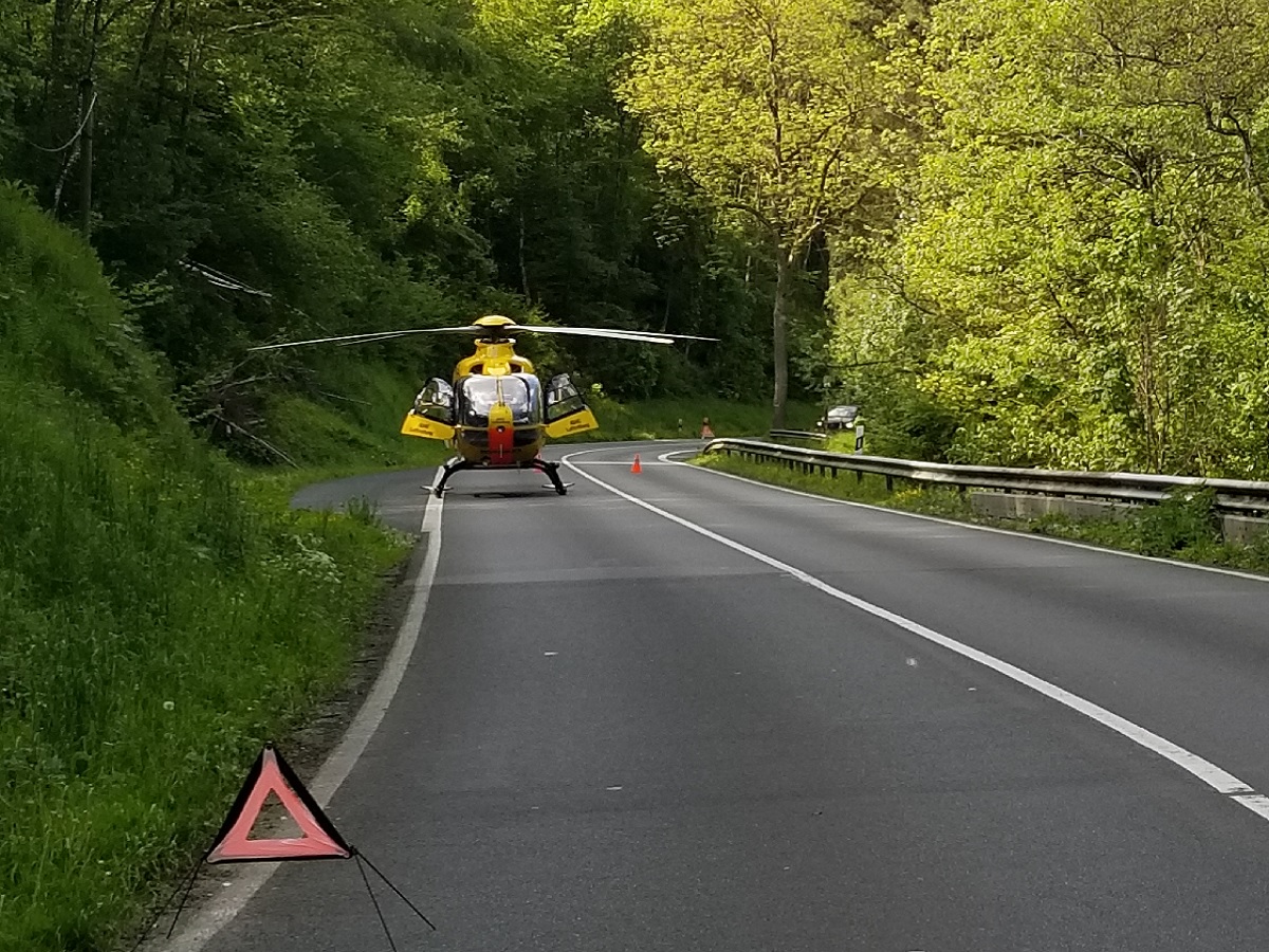 2. Aktualisierung: Schwerer Verkehrsunfall auf der B413 - Trike prallte gegen Mast