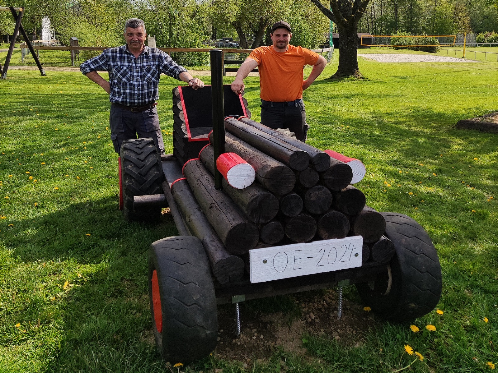 Oberelberts Freizeitgelnde erhlt neues Highlight: ein Traktor fr die Kleinsten