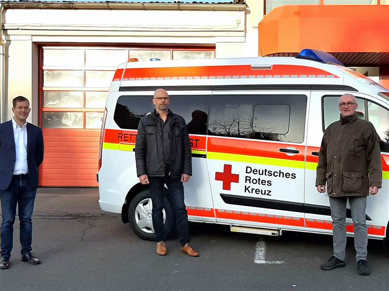 Von links: DRK-Kreisgeschftsfhrer Marcell Brenner und der Leiter Rettungsdienst Mike Matuschewski bergeben Stefan Rosenthal, dem Leiter der Leiter der Rettungswache Daaden, den neuen Krankentransportwagen. (Foto: DRK)