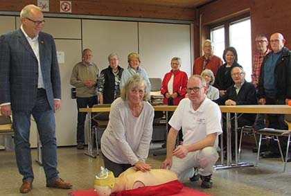 Der Vizeprsident des DRK-Kreisverbands Altenkirchen, Dr. Peter Enders (links) und Notfallsanitter Holger Mies( knieend, rechts) schulten krzlich Mitglieder Senioren-Union. Foto: DRK