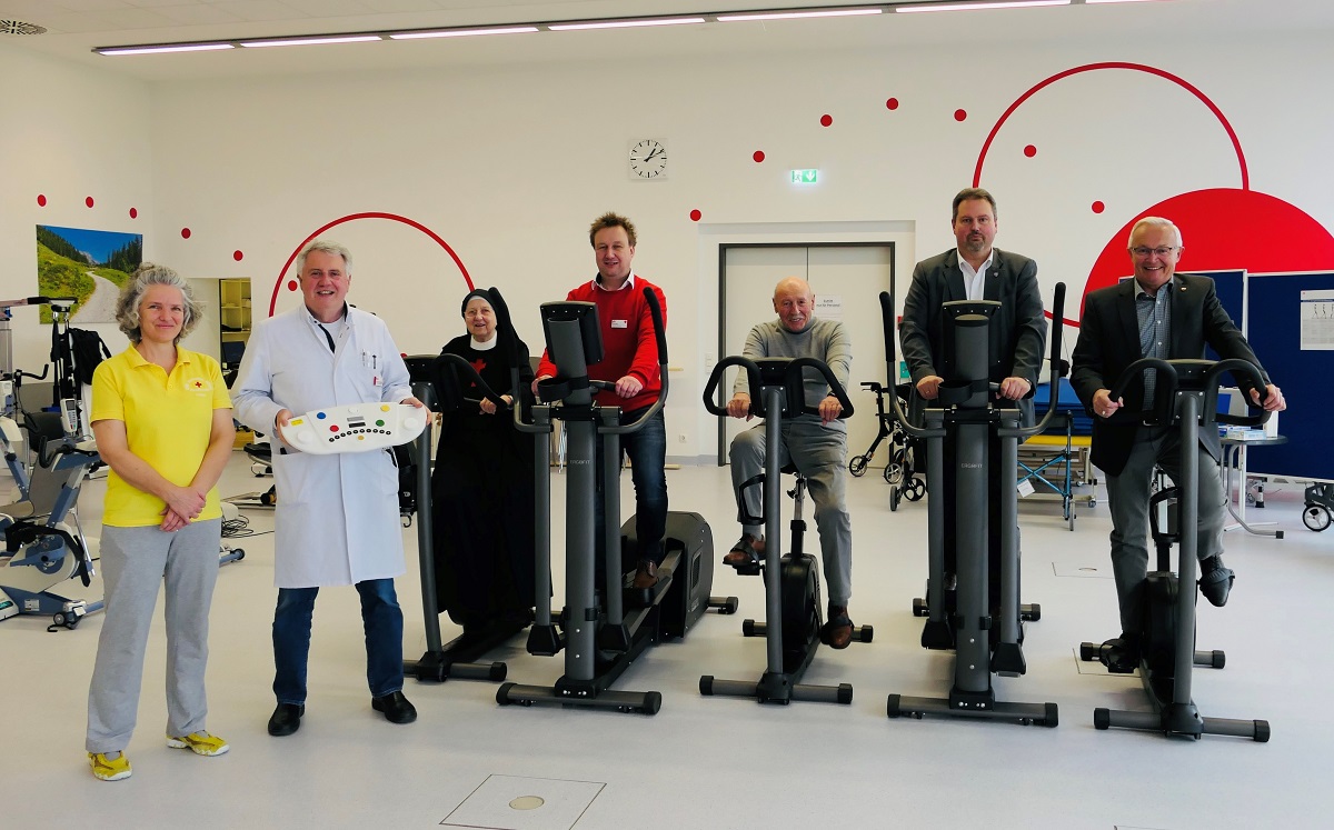 In der Therapiehalle der DRK Kamillus Klinik in Asbach mit neuen Bewegungsgerten und der Tastatur des "Wiener Testsystems" (v.l.n.r.): Therapeutin Sonja Eder, rztlicher Direktor Dr. Dieter Phlau, Schwester M. Gabriela, Kaufmnnischer Direktor Nicki Billig, Frdervereinsvorsitzender Helmut Reith, Frdervereins-Geschftsfhrer Michael Christ und der stellvertretende Frdervereinsvorsitzende Landrat Achim Hallerbach. (Foto: Lara Schmitz)