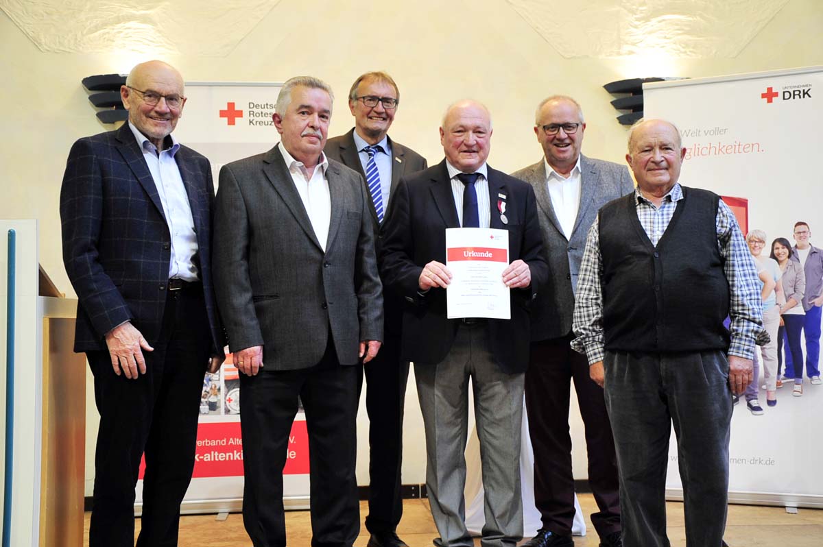 Die Ausgeschiedenen mit Michael Lieber und dem neuen Prsidenten (v. li.)Heinz Helmut Schneider, Alfons Lang, Rainer Kaul, Michael Lieber, Dr. Peter Enders und Wilhelm Meuler (Fotos: kk)