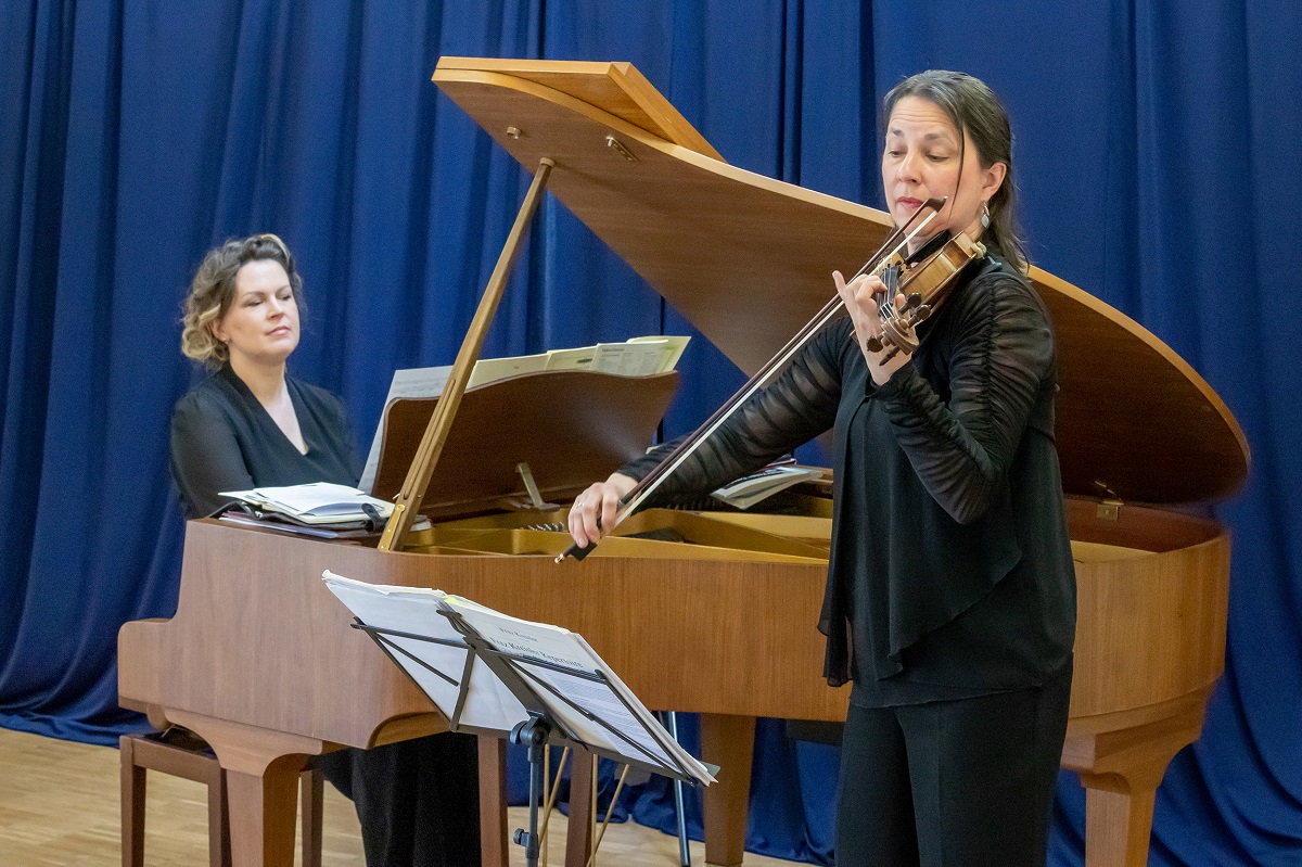 Ingrid Wendel am Klavier und Katharina Wimmer an der Violine begeisterten in einer Stadthausmatinee in Selters. (Foto: 