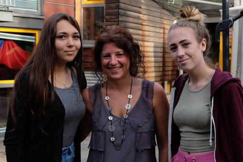 Kita-Leiterin Henrike Holz freut sich ber die Untersttzung der beiden FSJlerinnen Samira Kunze (links) und Giulia Campailla (rechts). Foto: Privat