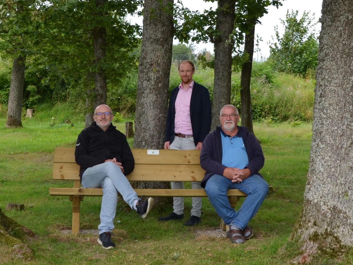 Johannes Rudolph, Leiter EAM-Netzregion Altenkirchen (hinten) bergab die Bank an Derschens Ortsbrgermeister Volker Wisser (links) und Friedhelm Rosenkranz vom Heimatverein. (Foto: EAM) 