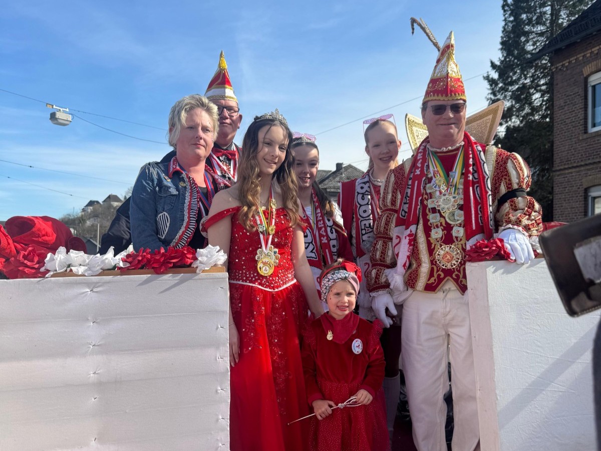 Zusammen mit Prinz Julius I., Prinzessin Anna I. und Kinderprinzessin Alicia I. winkt Ida vom Prinzenwagen (Foto: Nathalie Kaiser)