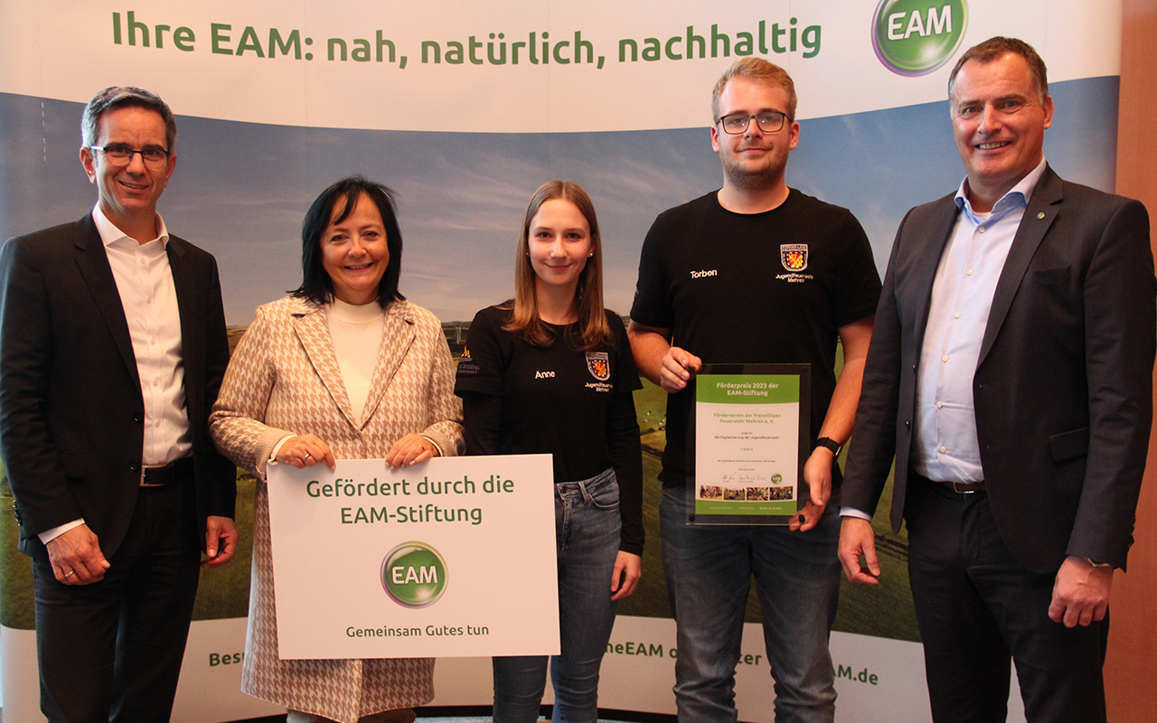 EAM-Geschftsfhrer Hans-Hinrich Schriever (von links), Northeims Landrtin Astrid Klinkert-Kittel, Anne Schnabel, Torben Schnabel (beide FFW Mehren) und EAM-Geschftsfhrer Olaf Kieser. (Fotos: EAM Stiftung)