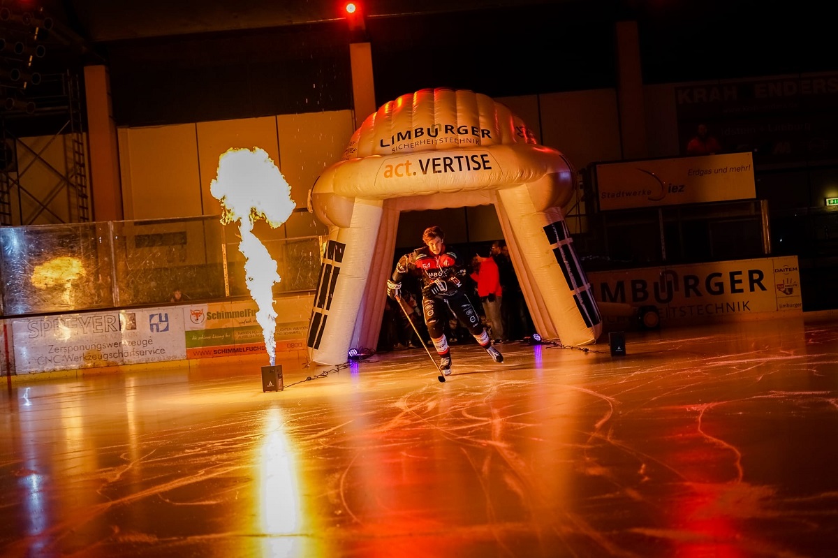 Justin Van der Ven beim Einlauf mit Flamme. (Fotos: Manuel Enderich)