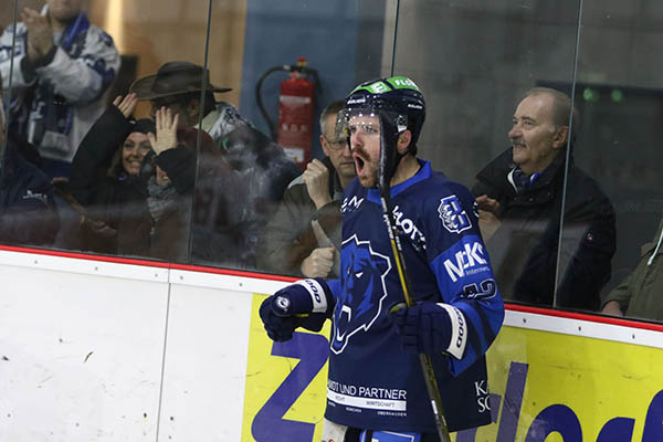 Michael Jamieson und die Neuwieder Fans bejubelten gegen Herford vier Tore, ein fnftes regulres erkannte der Schiedsrichter nicht an. Jamieson selbst traf zweimal.