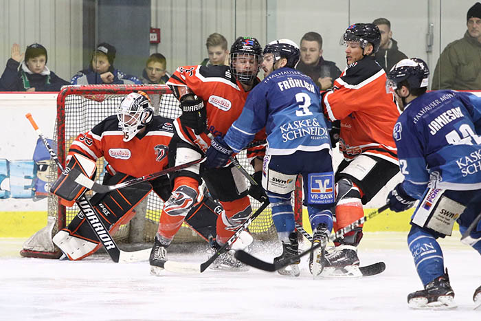 Noch konsequenter dort hingehen, wo es weh tut  darauf kommt es in den Play-offs an. EHC-Kapitn Stephan Frhlich macht es in dieser Szene aus dem zweiten Hauptrundenspiel der Bren gegen die Dinslakener Kobras vor. Foto: Verein