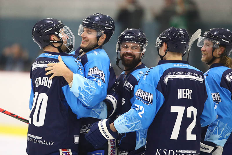 Aufatmen bei den Bren in der 59. Minute: Kevin Wilson, Daniel Pering, Maximilian Herz und Sam Aulie feiern den Siegtorschtzen Frederic Hellmann (Zweiter von links). Foto: Verein