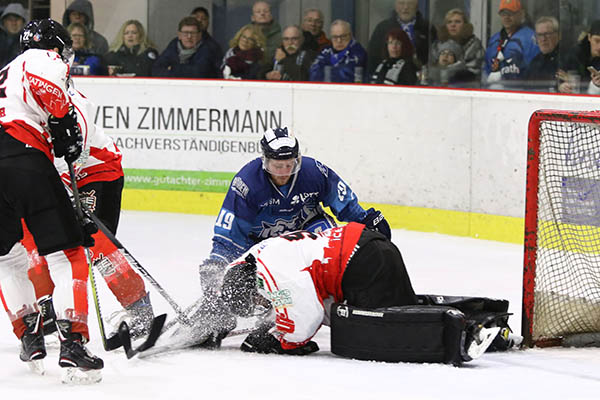 Endstation Felix Zerbe: Ratingens Schlussmann musste sich nur zweimal geschlagen geben. Hier blockiert er die Scheibe vor Dennis Appelhans. Foto: Verein