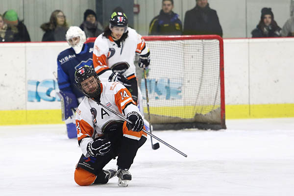 Kevin Wilson jubelt: In der Saison 2017/18 erzielte er fr Dinslaken sechs Treffer gegen die Bren, ab der Spielzeit 2018/19 geht er nun fr den EHC auf Torejagd. Foto: Verein