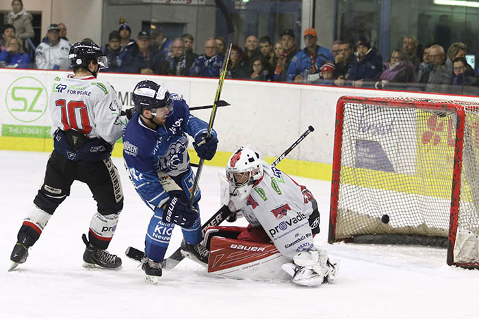 Um gegen die geballte EGDL-Offensivpower bestehen zu knnen, brauchen die Neuwieder nicht nur eine gute Abwehrleistung, sondern auch den einen oder anderen eigenen Treffer. Hier netzt Michael Jamieson (blaues Trikot) im ersten Derby der Saison ein. Foto: Verein