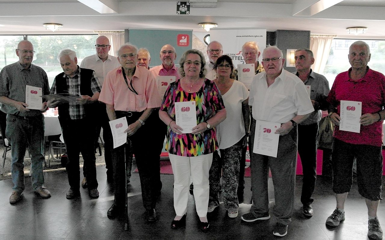 Die Jubilargruppe mit Peter Speier (3. v. r.). (Foto: IG BCE)
