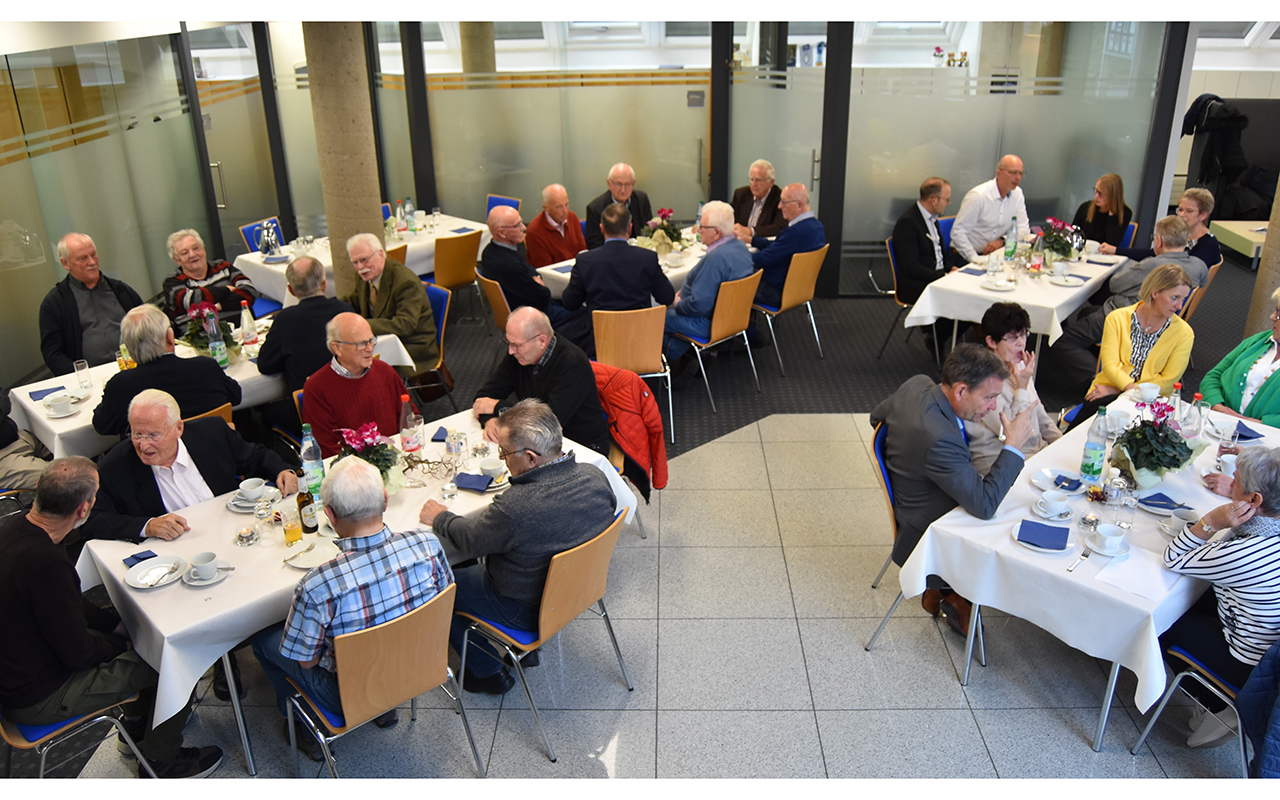 In diesem Jahr fand die Mitgliederehrung aufgrund der hohen Anzahl der zu ehrenden Jubilare in einem besonderen Rahmen statt. (Fotos: Volksbank Daaden)