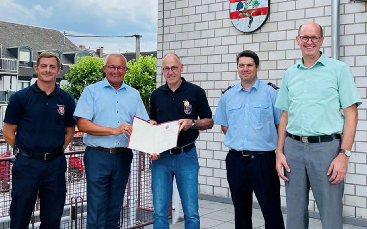 Das Goldene Feuerwehrehrenzeichen erhielt Wolfgang Zimmermann (Mitte). Es gratulieren (v.l.n.r.) Wehrleiter Michael Scharrenbach, Landrat Achim Hallerbach, Wehrfhrer Peter Scheidgen und Brgermeister Jan Ermtraud. (Foto: Martin Boden)