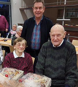 Elisabeth Schug und Fritz Schneider freuten sich ber die Prsente der Gemeinde und die netten Worte von Ortsbrgermeister Alois Eul. Foto: Rolf Schmidt-Markoski