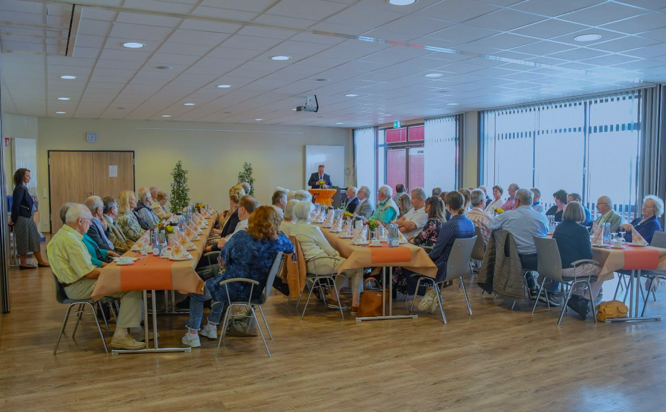 26 Mitgliederjubilare sind mit ihren Begleitungen zur Ehrung durch die Raiffeisenbank erschienen. (Foto: Jennifer Einolf, Raiffeisenbank Neustadt eG)
