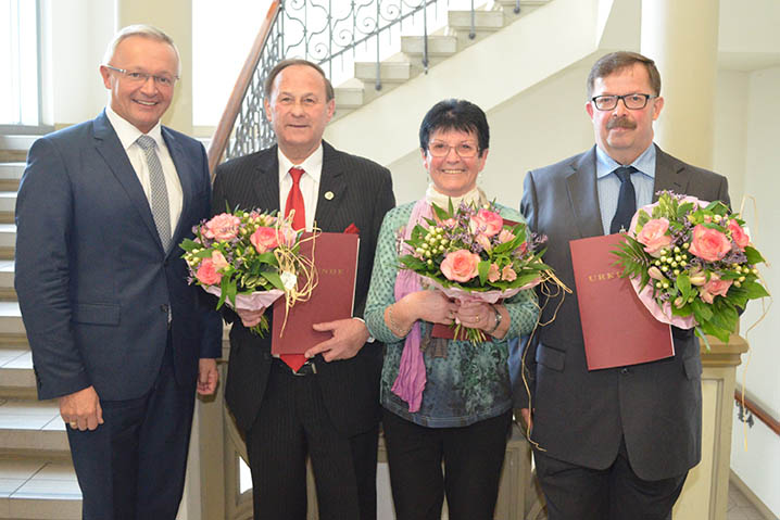 Ehrennadel des Landes Rheinland-Pfalz fr drei verdiente Brger 