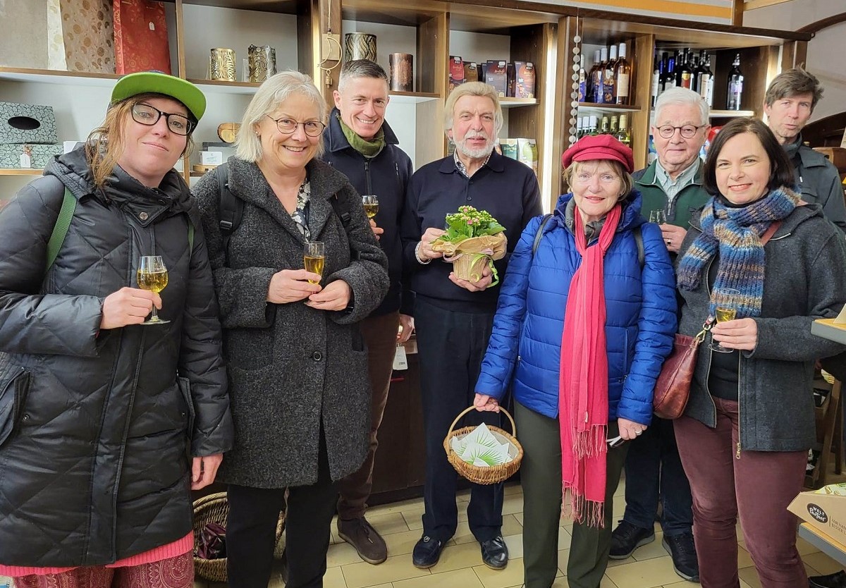 Viele gratulierten dem Weltladen zu seinem elfjhrigen Bestehen. Mit mehreren Mitgliedern von Fraktion und Verein war Bndnis 90/Die Grnen gekommen, um zu gratulieren. (Foto: Weltladen, Jutta Dietrich)