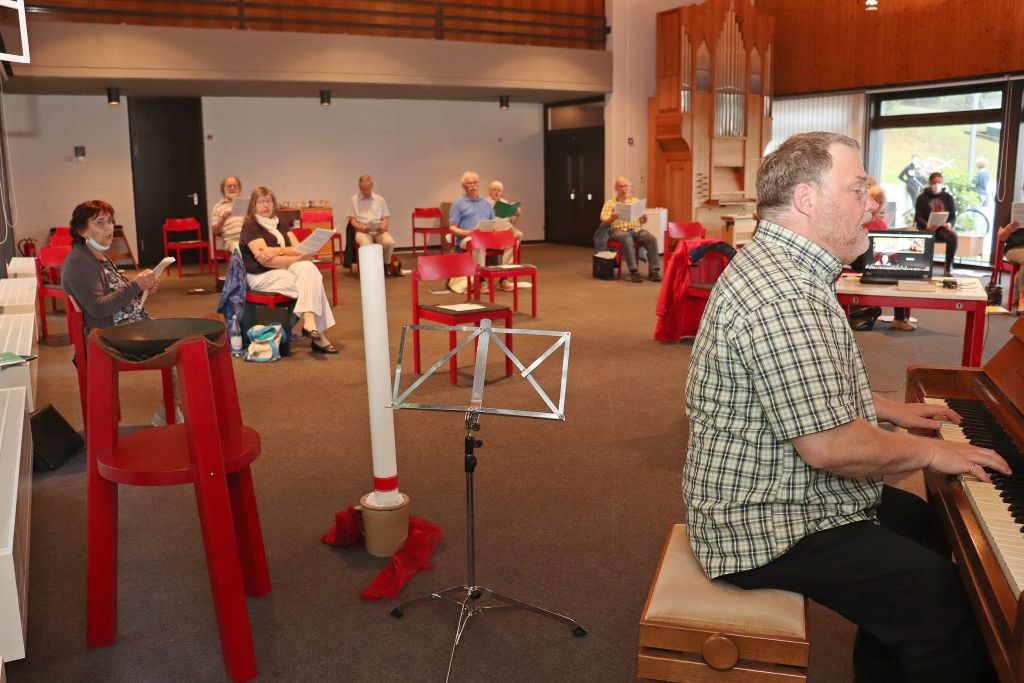 Prsenzprobe der Evangelischen Kantorei Ransbach-Baumbach  Hilgert mit Jens Schawaller. Foto: Rita Steindorf