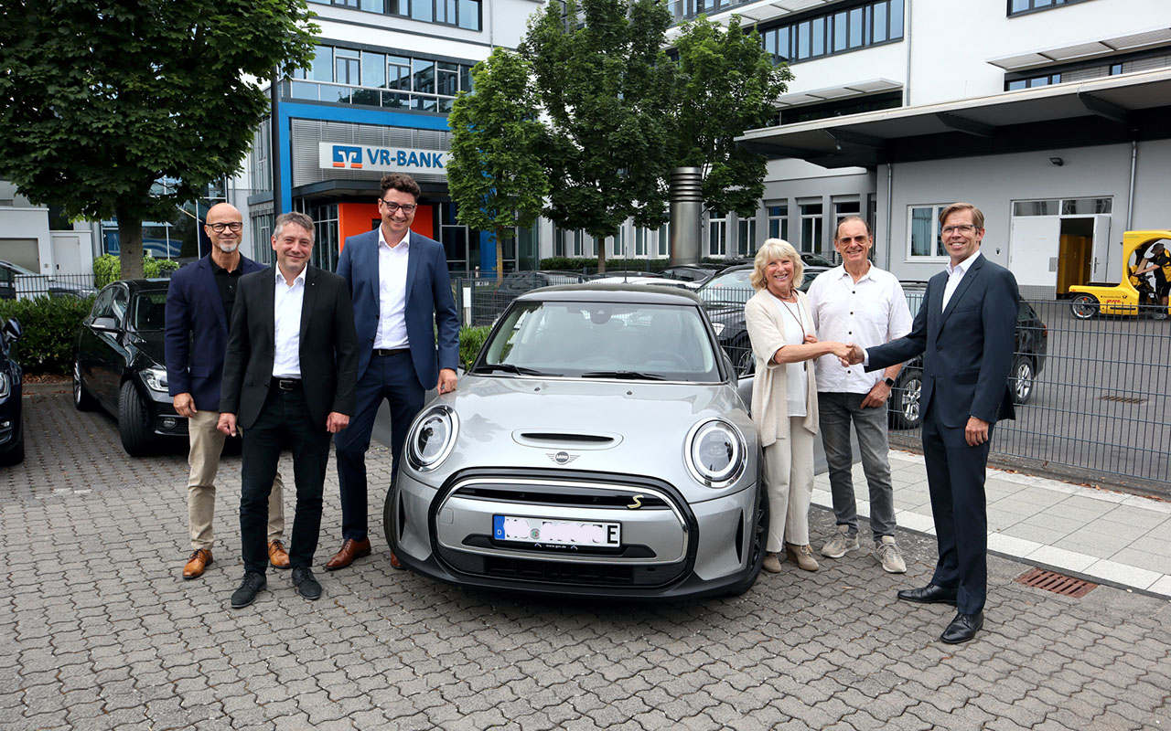 Zu den Gratulanten zhlten Michael C. Kuch (Vorstand der VR Bank, 1. v.r.), Roland Schtzle (Filialleiter in Oberbieber, 1.v.l.), Christian Kehr (Direktor Regionalmarkt NeuwiedLinz, 3.v.l.) und Carsten Schmidt (Teamleiter PK Regionalmarkt NeuwiedLinz, 2.v.l.). (Foto: Klaus-Dieter Flatt)