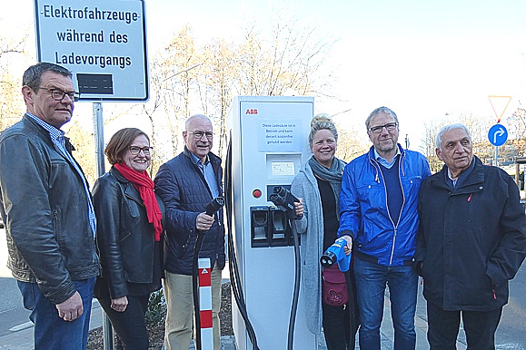 Die Schnellladesule auf dem Parkplatz der Kreuzung Quengelstrae zur Wilhelmstrae ist in Betrieb: (von links) Burkhard Heibel (Bauamtsleiter), Daniela Hillmer-Spahr (SPD), Heijo Hfer (Stadtbrgermeister und MdL), Andrea Ackermann (FWG), Peter Mller (Grne) und Dr. Akbar Ayas (FDP). (Foto: GRI) 
