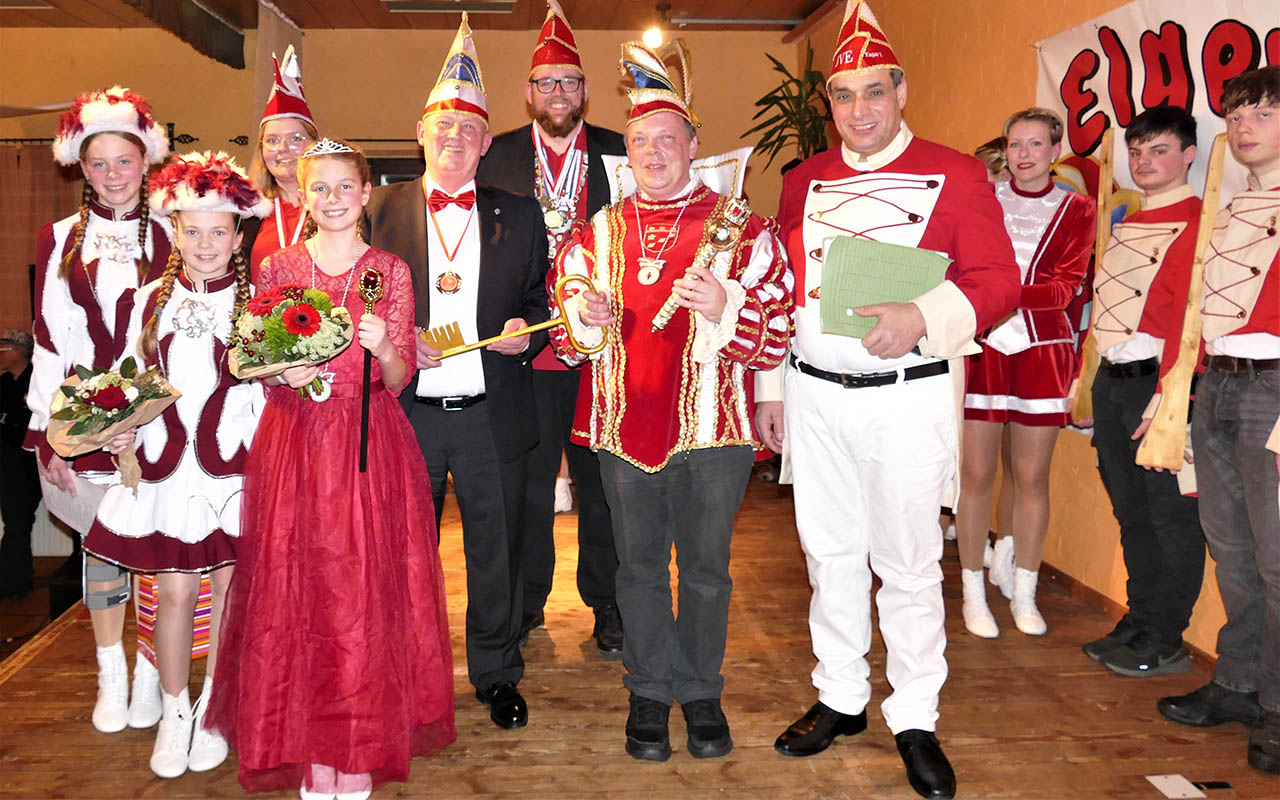 Von links: Funkemariechen, Kinderprinzessin Clara I., Ortsbrgermeister Peter Schwan,
Prinz Marco Ktting I., Yasar ztrk, frherer Prinz, Hintergrund  Prsidentin Lara Weib
und Prsident Tobias Pfeiffer (Fotos: ma)