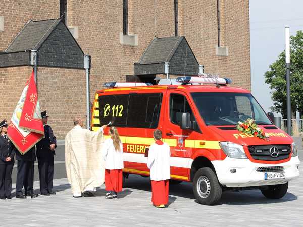 Einsegnung des neuen ELW1 durch Pfarrvikar Ulrich Olzem. Fotos: Feuerwehr VG Asbach)