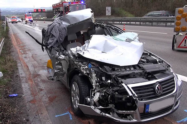 Mit vier Personen besetzter PKW fhrt ungebremst unter LKW