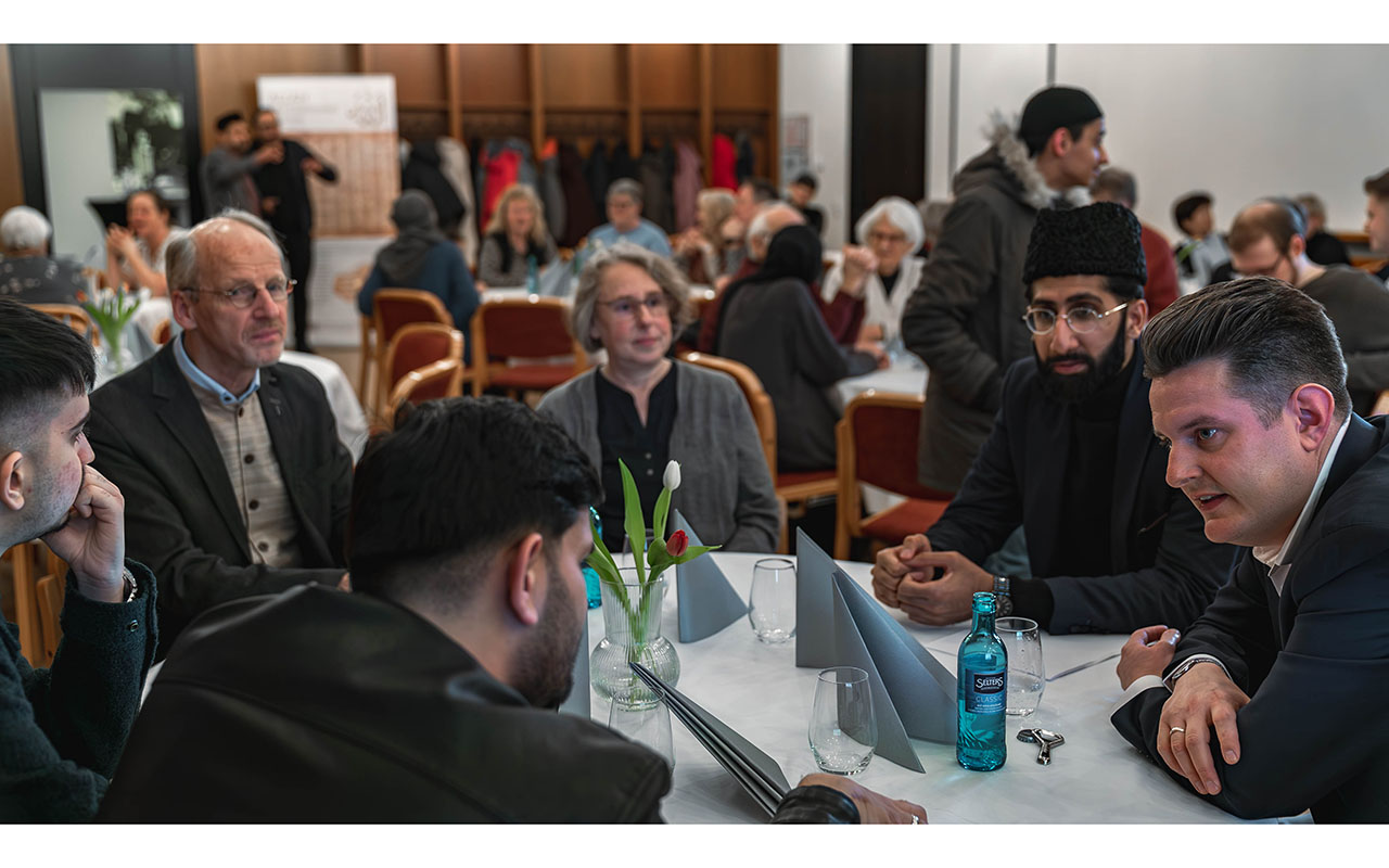 Gste aus den verschiedenen Bereichen der Gesellschaft kamen hier zusammen. (Fotos: Ahmadiyya Muslim Jamaat)